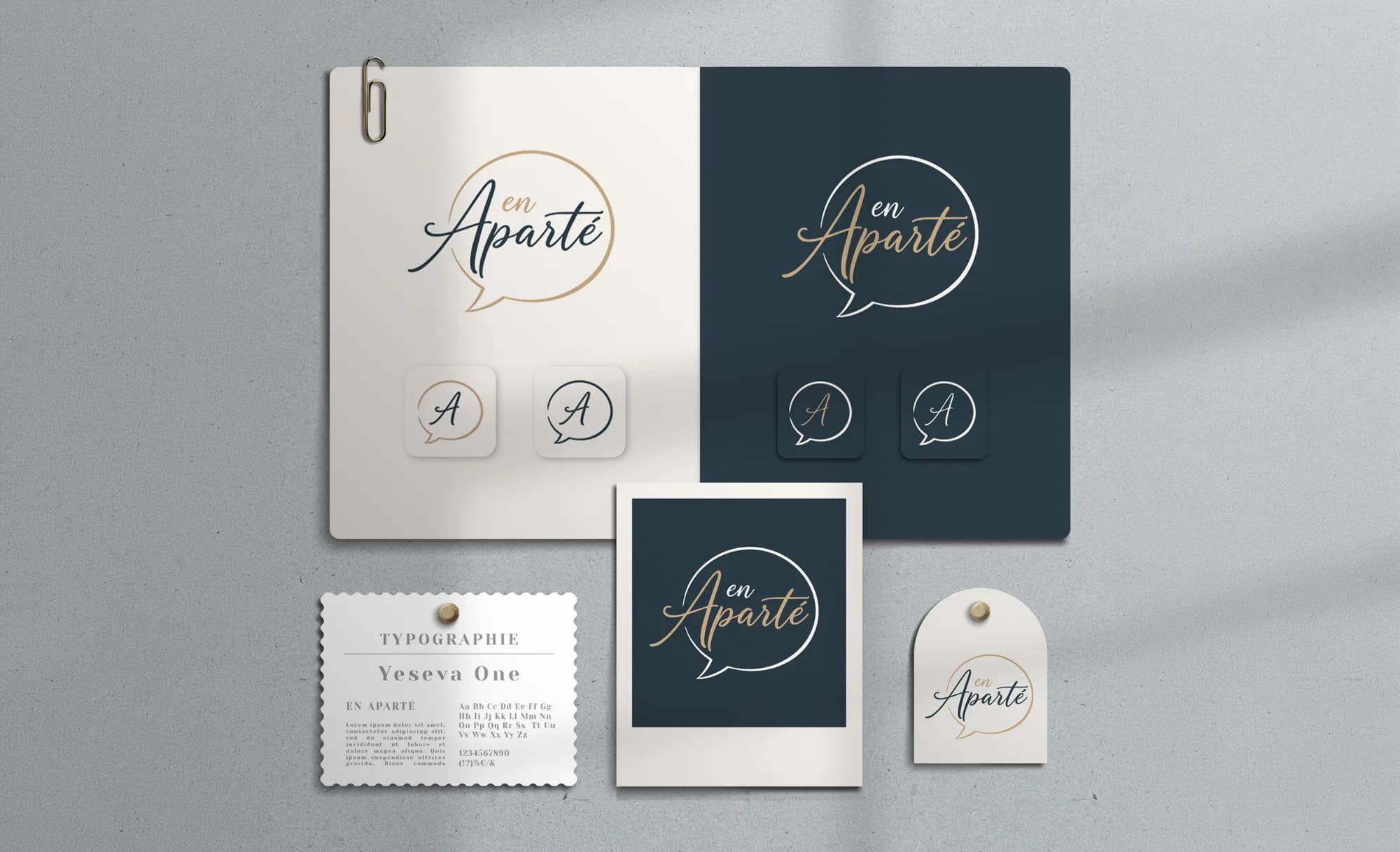 Identité visuelle En Aparté by Dyna — logotype manuscrit dans une bulle organique sur fond beige parchemin