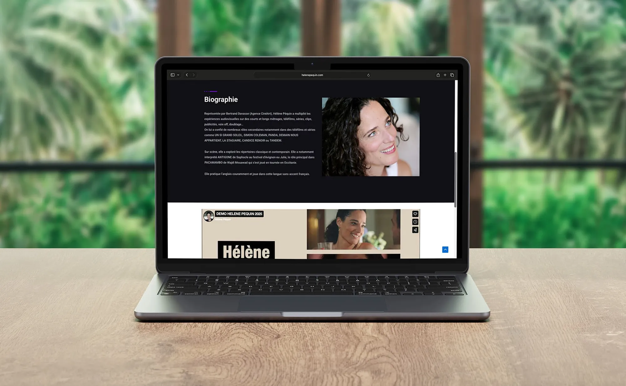 Mockup laptop du site Hélène Péquin — portfolio d'actrice responsive sous WordPress, design épuré fond clair