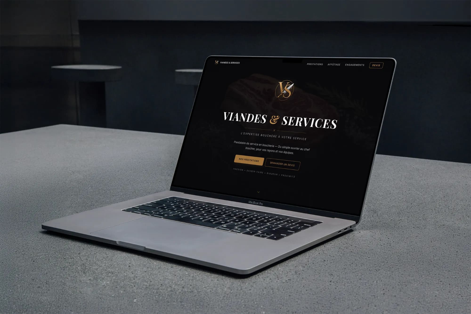 Branding Viandes & Services — Logo or et acier brossé avec couteau de boucher sur fond sombre texturé